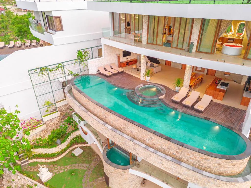 Villa Kaliente seen from above, with its curved infinity pool and jacuzzi