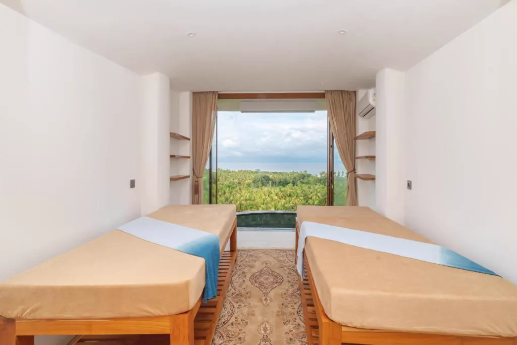 Massage room overlooking the palm trees and the sea
