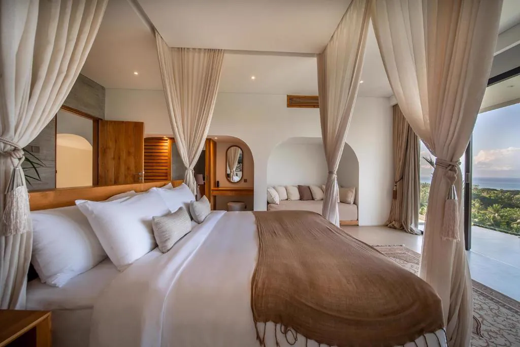 Canopy bedroom with a sea view