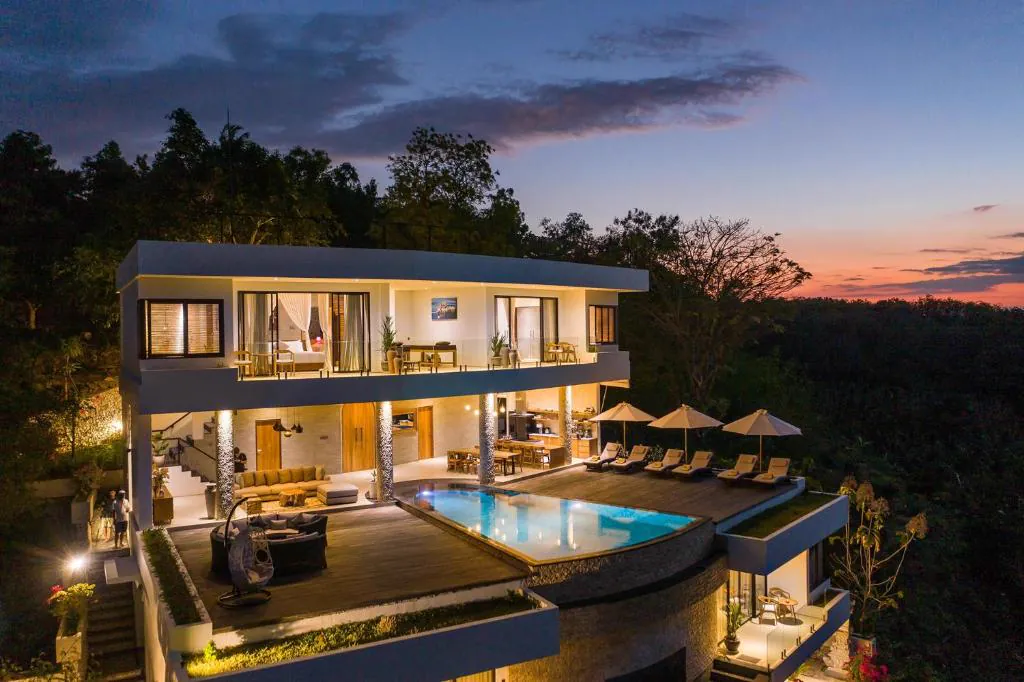 Villa Kaliste at dusk, with its infinity pool and sun deck