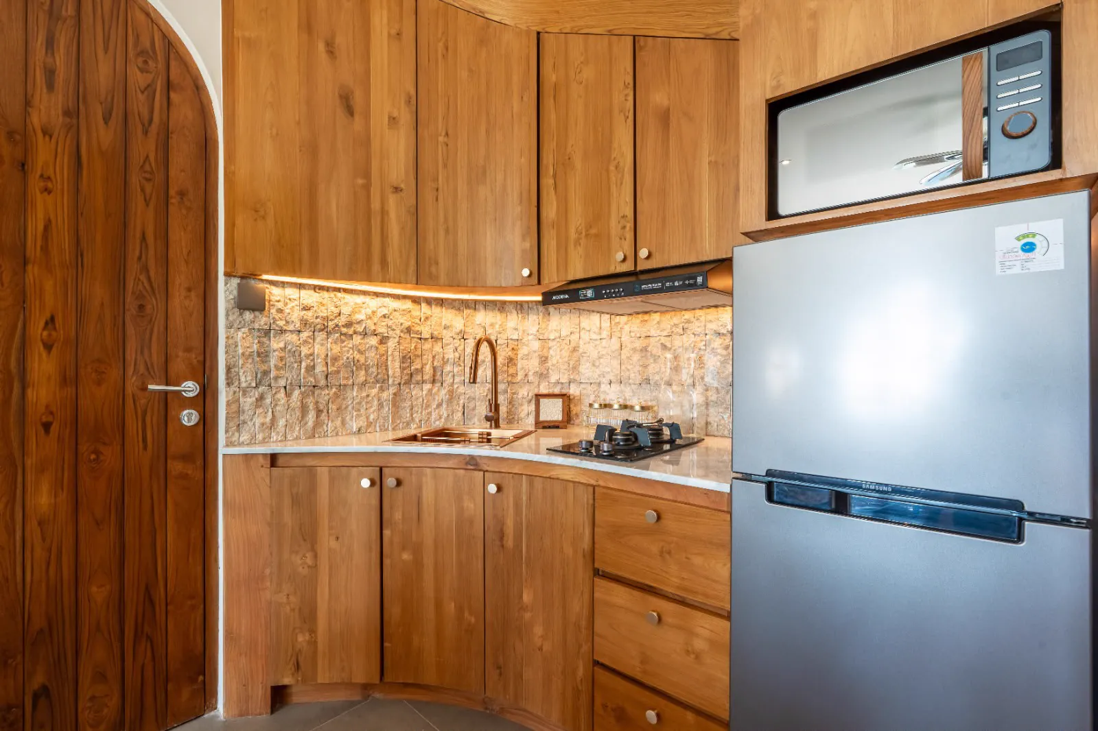 Equipped kitchen in teak wood